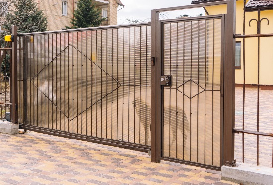 Купить ворота из профлиста с элементами ковки, с металлическими столбами в рамке или под дерево в Борисоглебске от 158160 руб